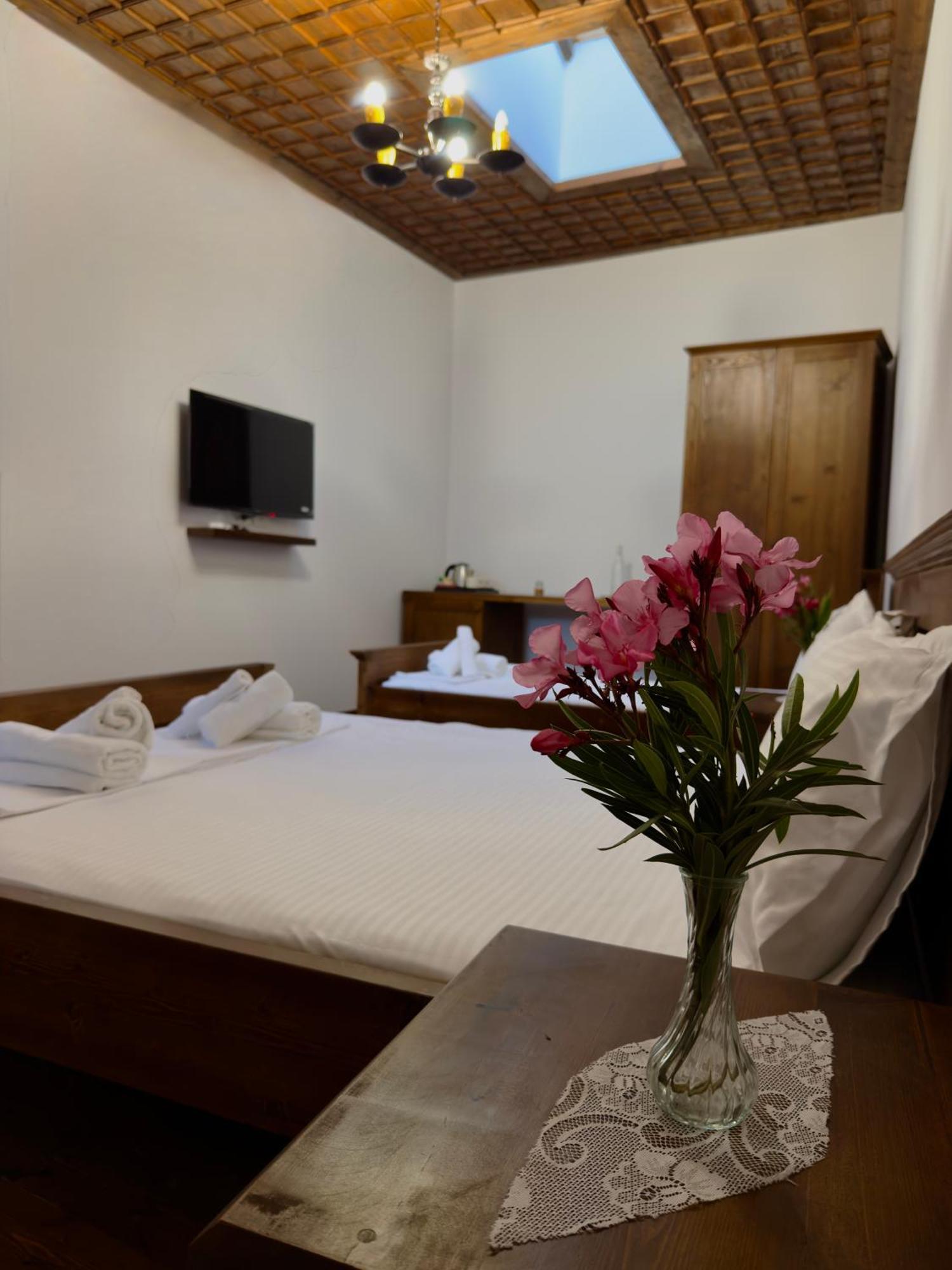 Merkaj, Castle Hotell Berat
