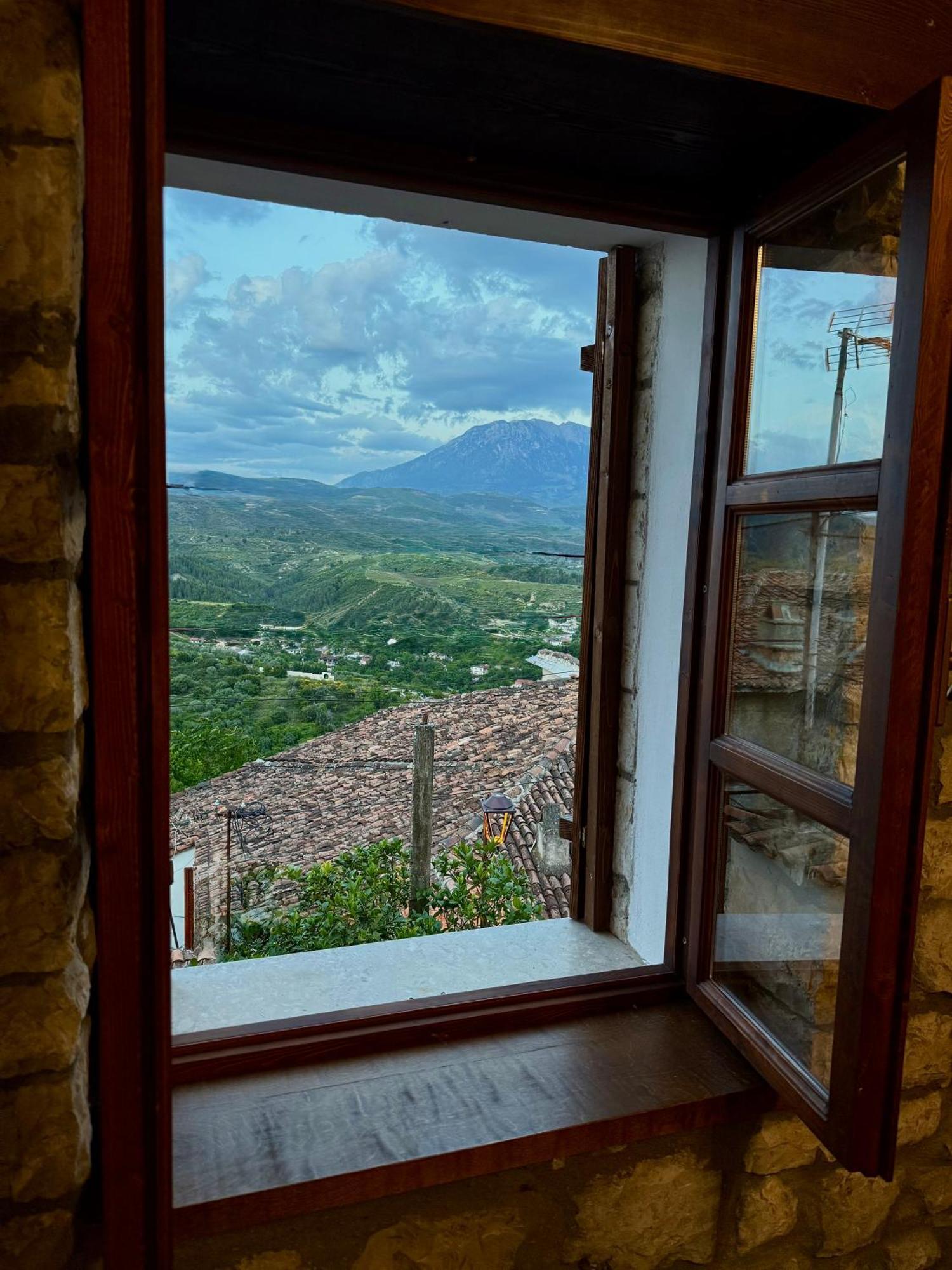 Merkaj, Castle Hotell Berat