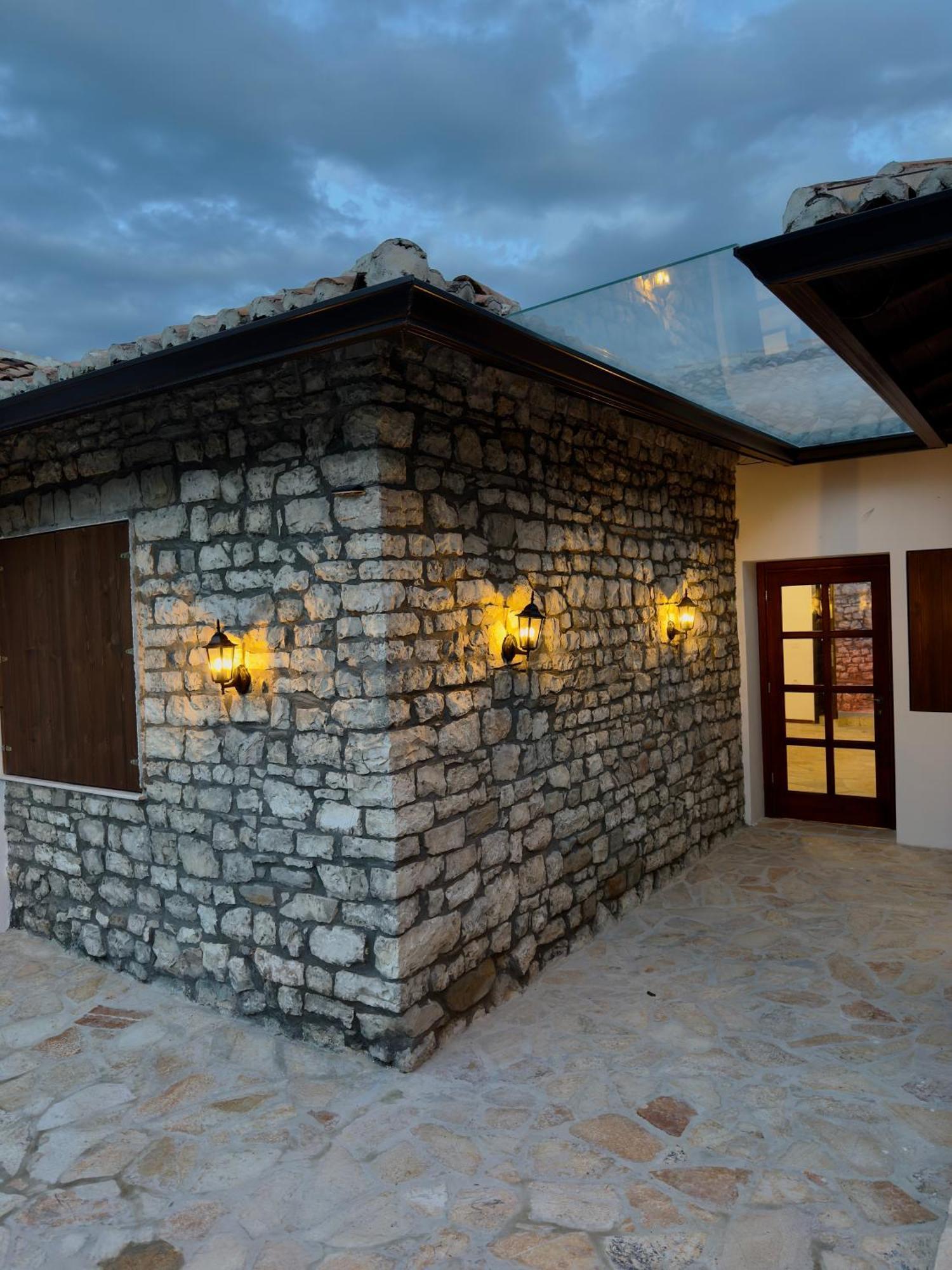 Merkaj, Castle Hotell *
