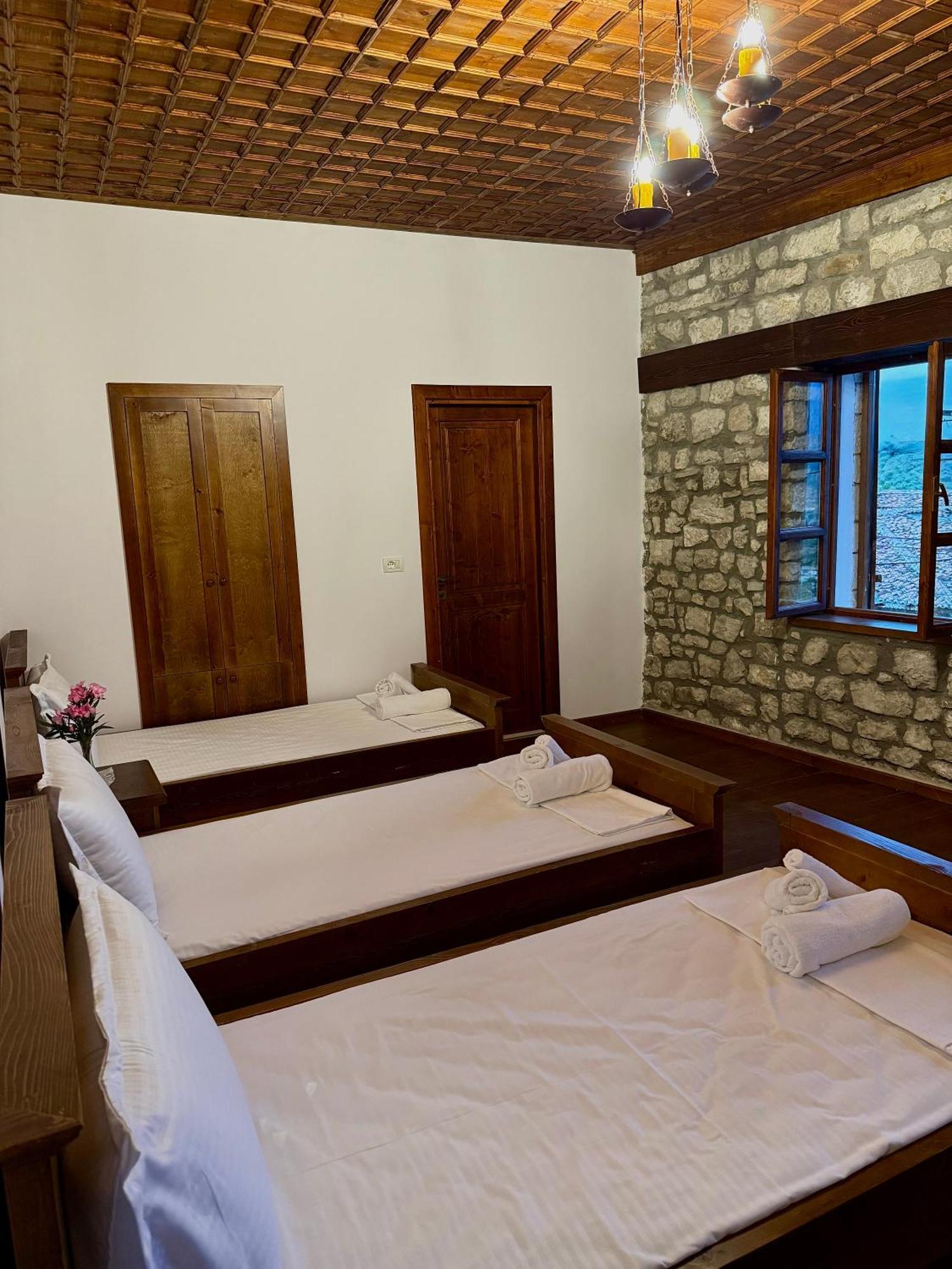 Hotell Merkaj, Castle Berat