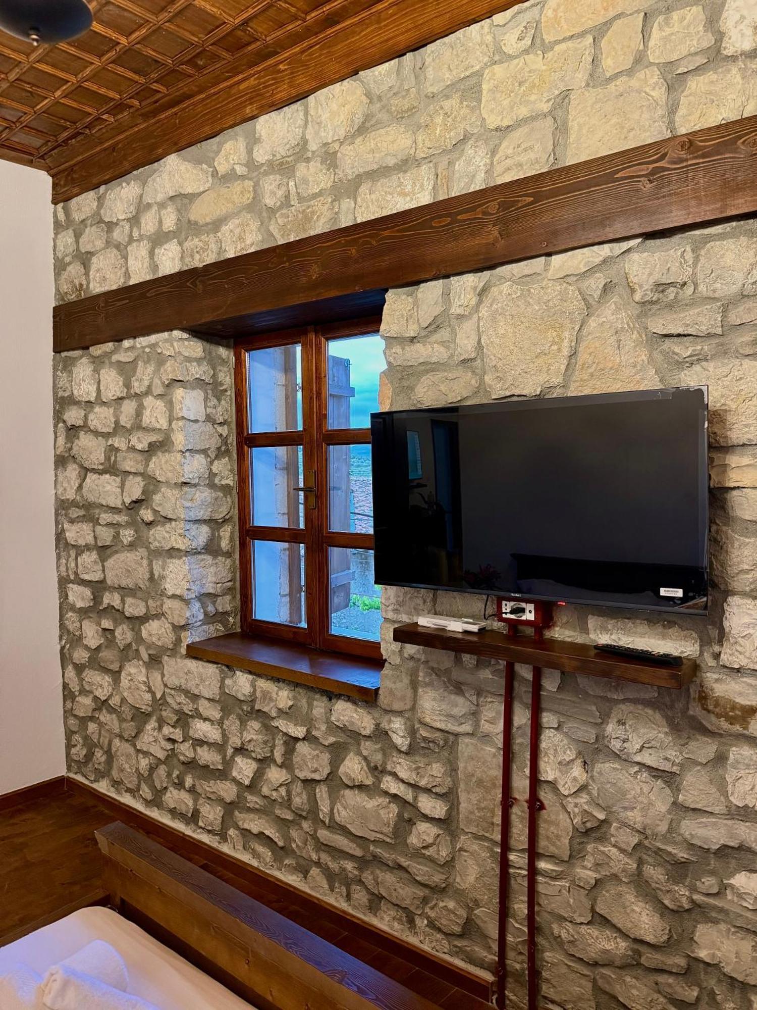 Merkaj, Castle Hotell *