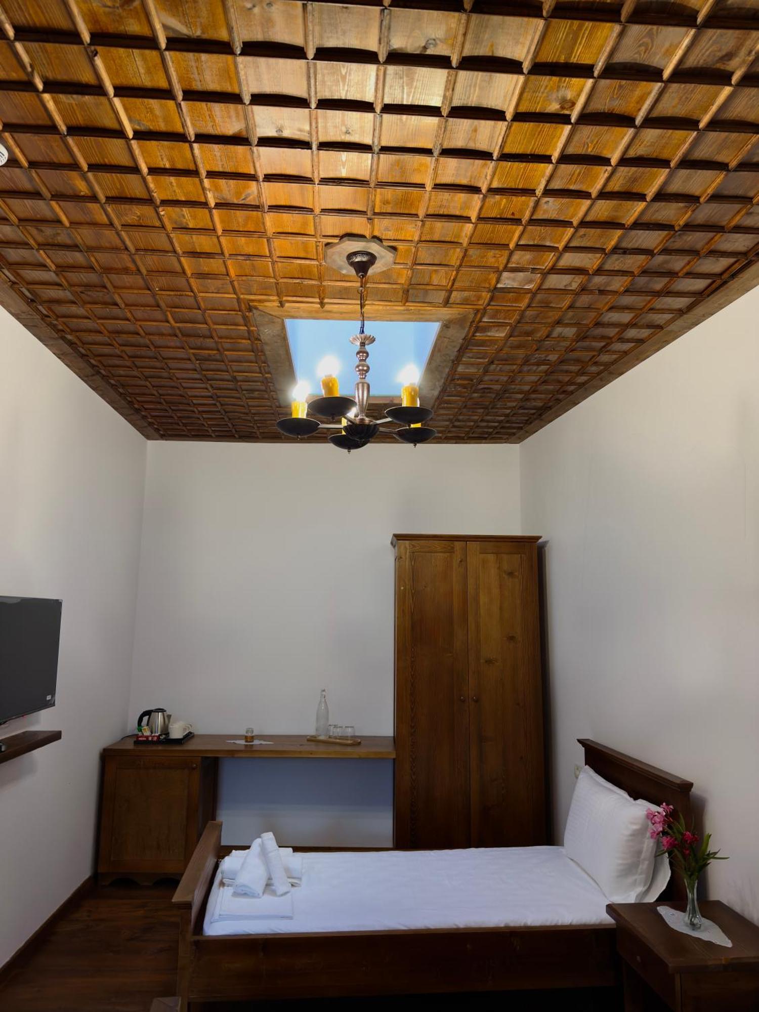 Hotell Merkaj, Castle Berat
