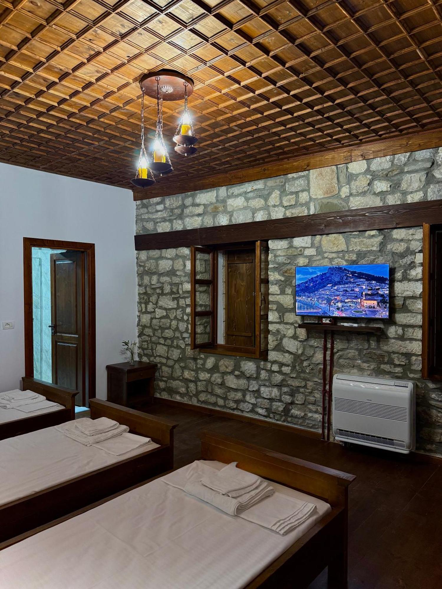 Hotell Merkaj, Castle Berat