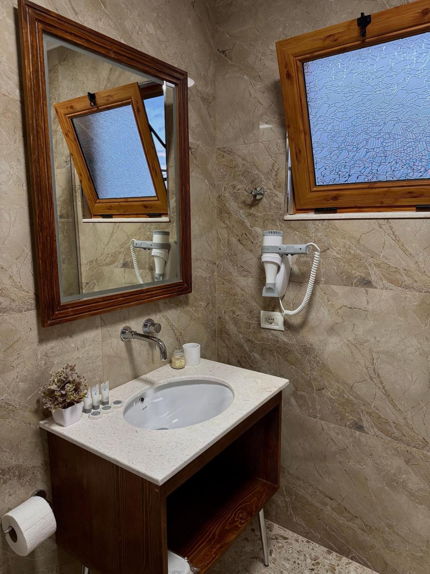 Merkaj, Castle Hotell