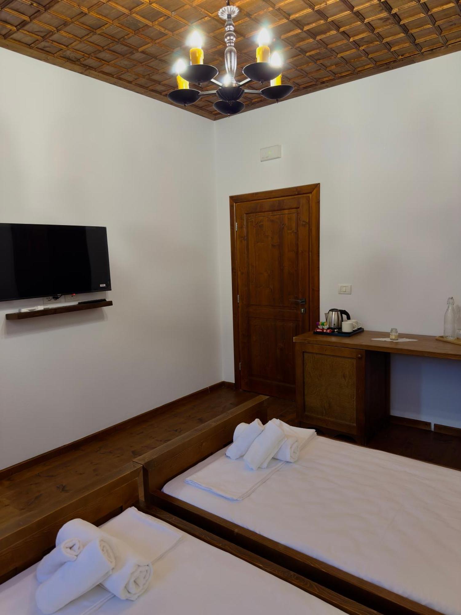 Merkaj, Castle Hotell Berat