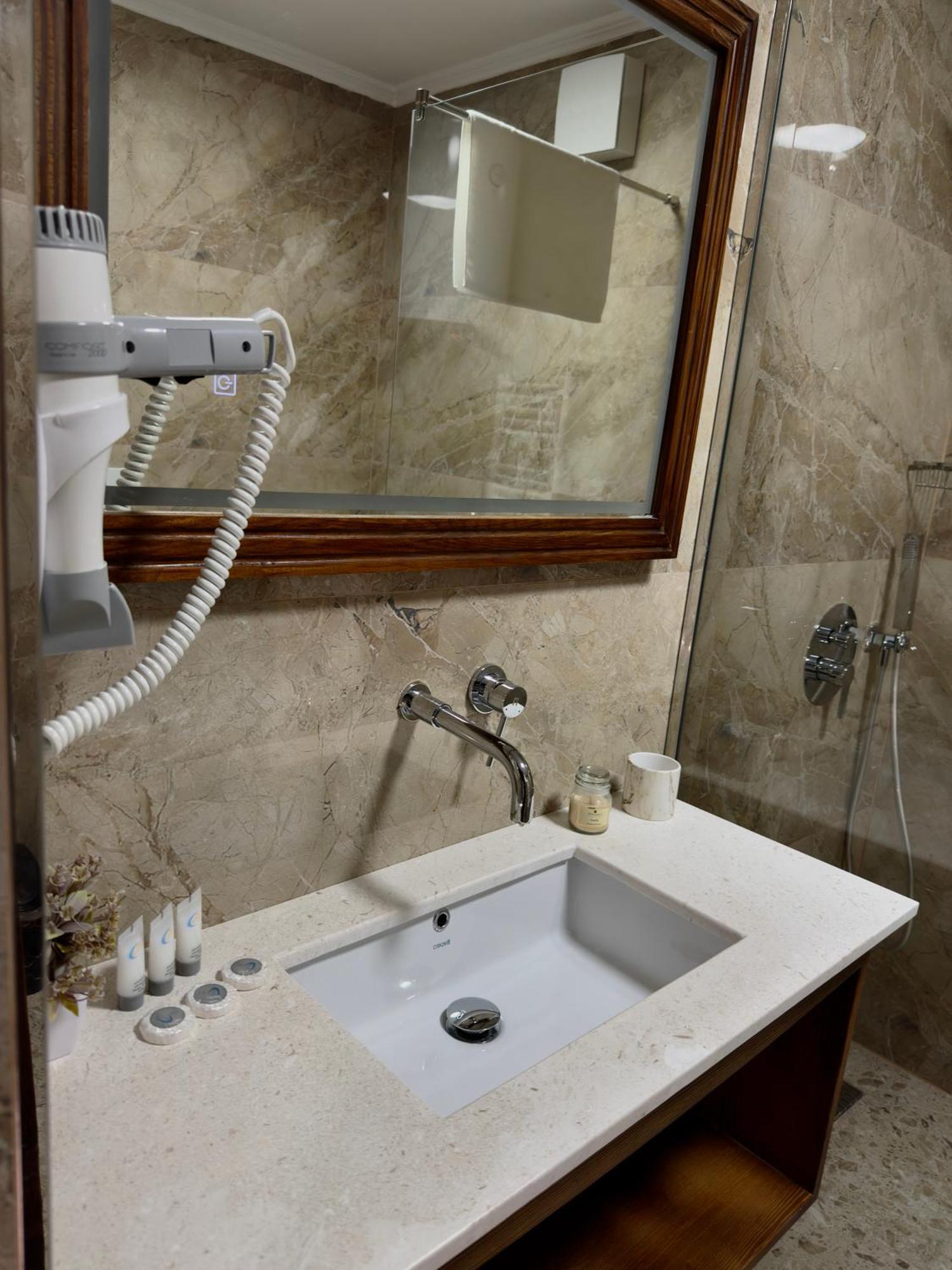 Hotell Merkaj, Castle Berat