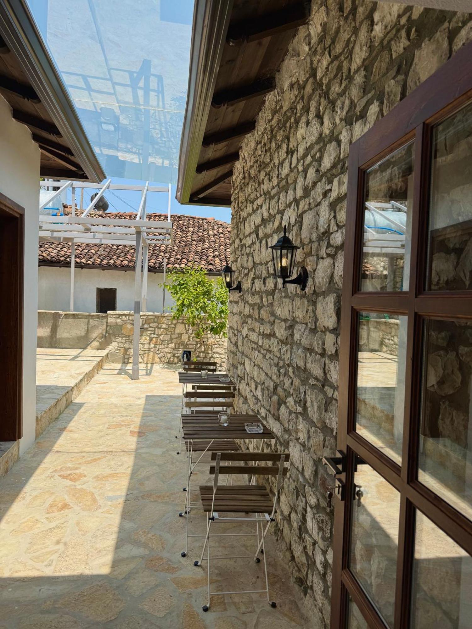 Hotell Merkaj, Castle Berat