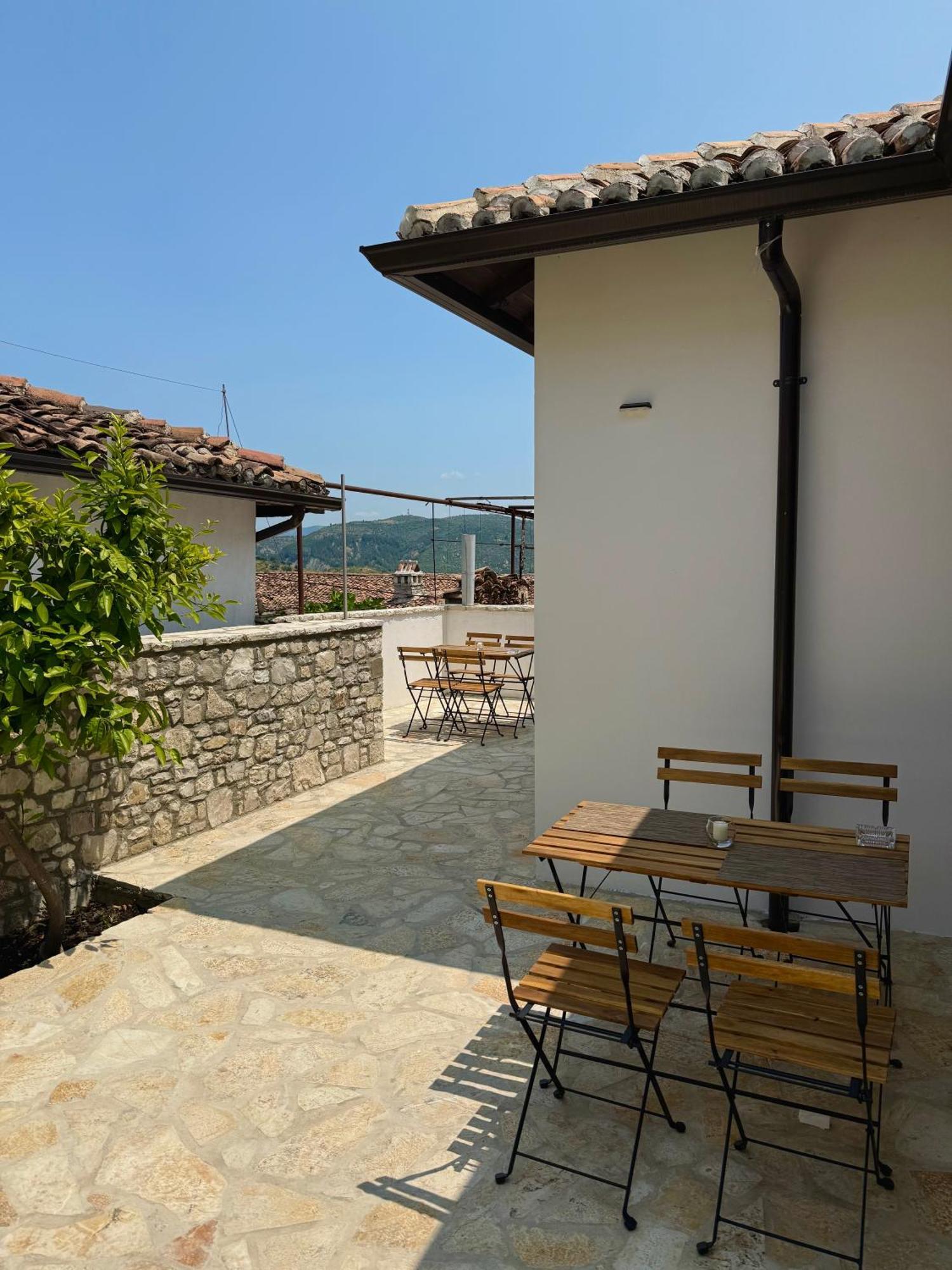 Merkaj, Castle Hotell *