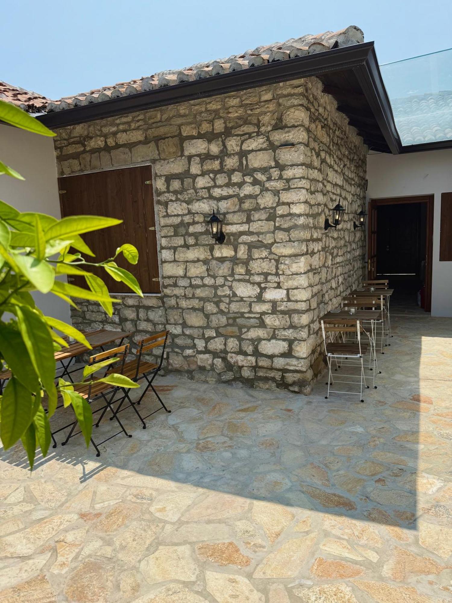 Merkaj, Castle Hotell
