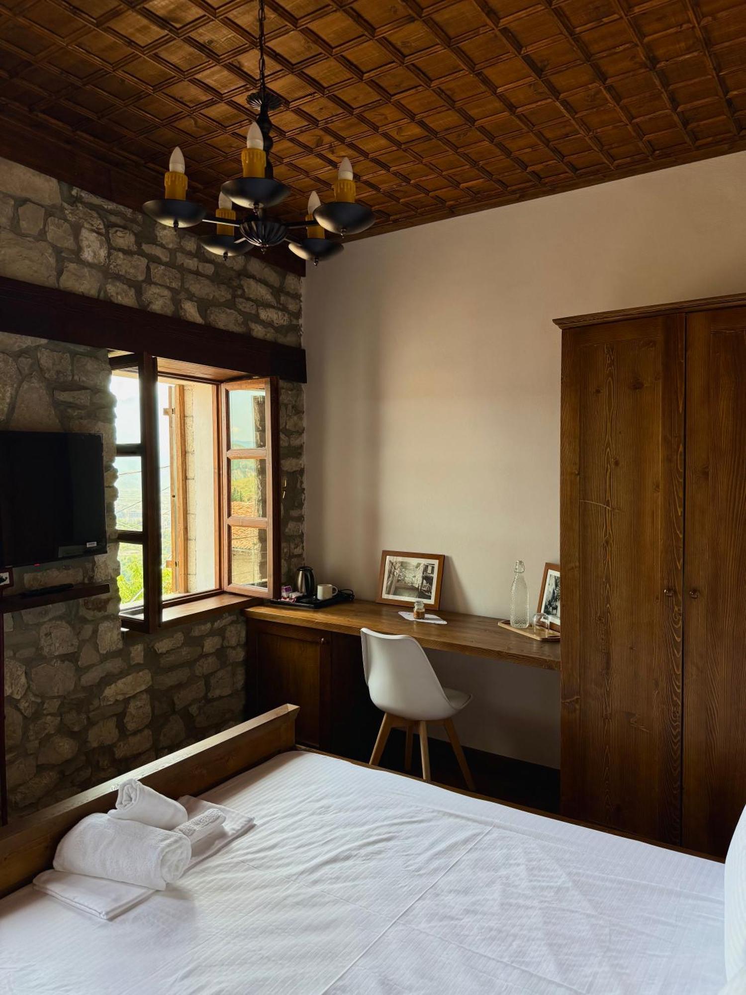 Merkaj, Castle Hotell Berat
